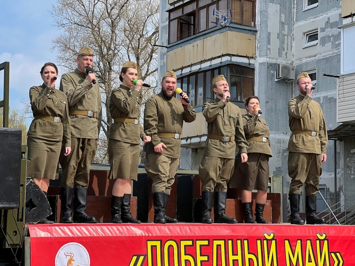 Актеры Народного молодёжного театра "Крылья"