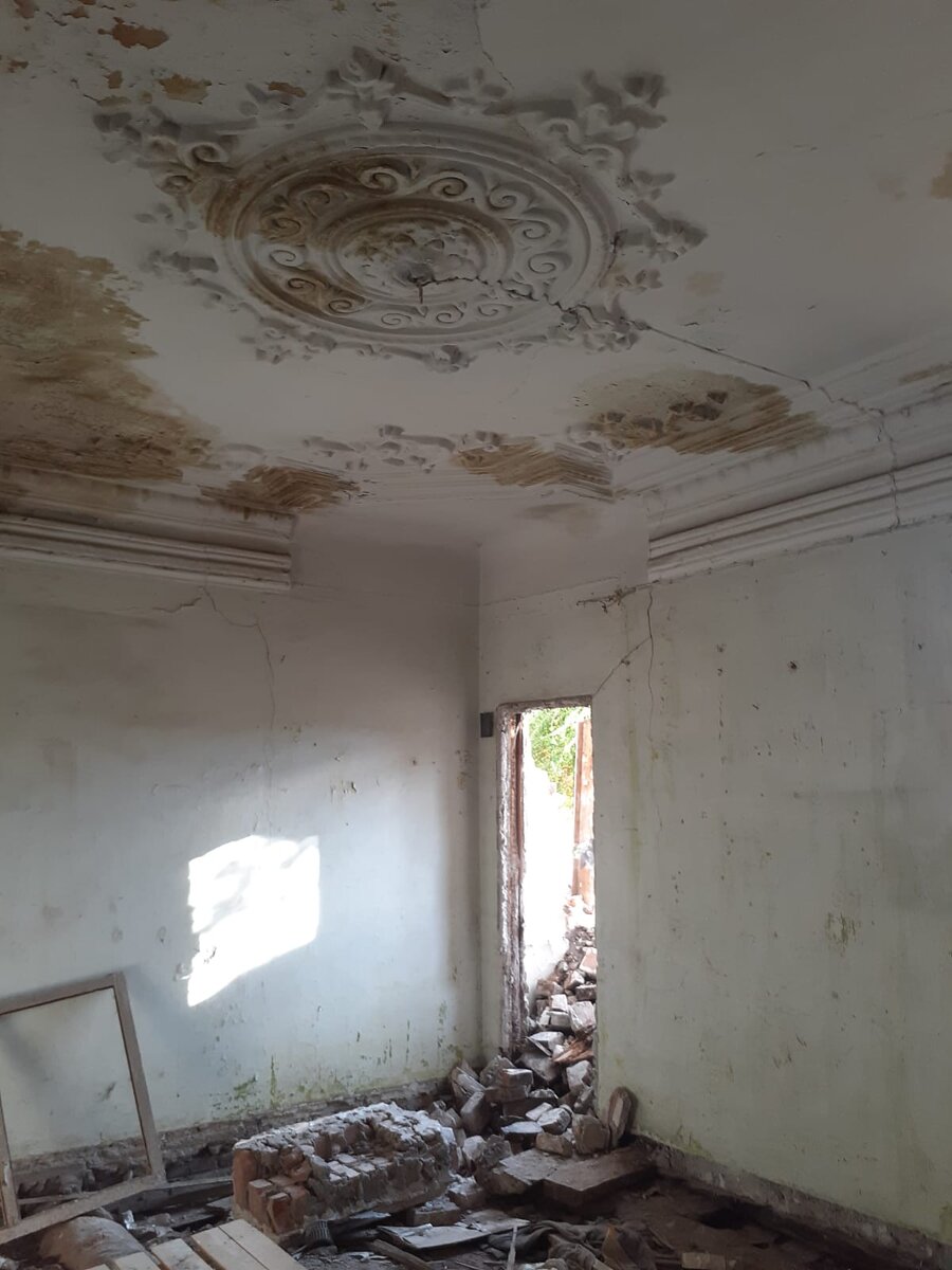 Внутри дома с ангелами. Фото старое, недельной давности. Сейчас и этого уже нет.