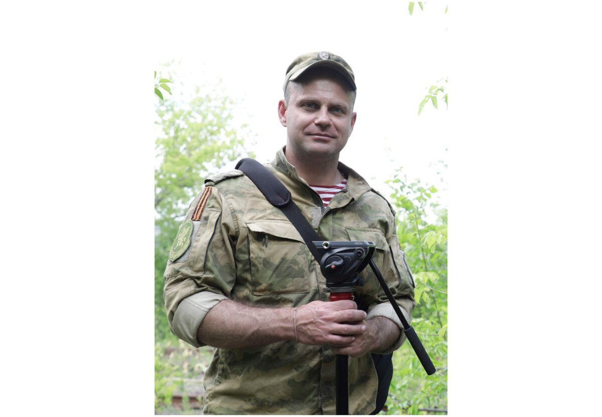 14 июня при исполнении воинского долга оборвалась жизнь полковника Сергея Постнова – мужественного офицера, начальника группы информационного реагирования отдела по взаимодействию со средствами массовой информации ДВСМИ Росгвардии. 
С первого дня он выполнял задачи в районах СВО. Работал в самом пекле, в том числе в Гостомеле. На передовой ему пригодился богатый опыт, полученный на Северном Кавказе и в Сирии.
Сергей Постнов родился 1 августа 1980 года. Выпускник Екатеринбургского СВУ, факультета культуры и журналистики Военного университета МО РФ. Прошел путь от корреспондента до редактора окружной газеты внутренних войск «Зоркий часовой», служил в редакции журнала «На боевом посту», откуда получил назначение в центральный аппарат Росгвардии. Награжден медалью ордена «За заслуги перед Отечеством» II степени с мечами и медалью Суворова.
Не стало замечательного офицера, верного друга, заботливого мужа и отца. Человека, которого многие любили и уважали. Память о нем будет жить вечно.