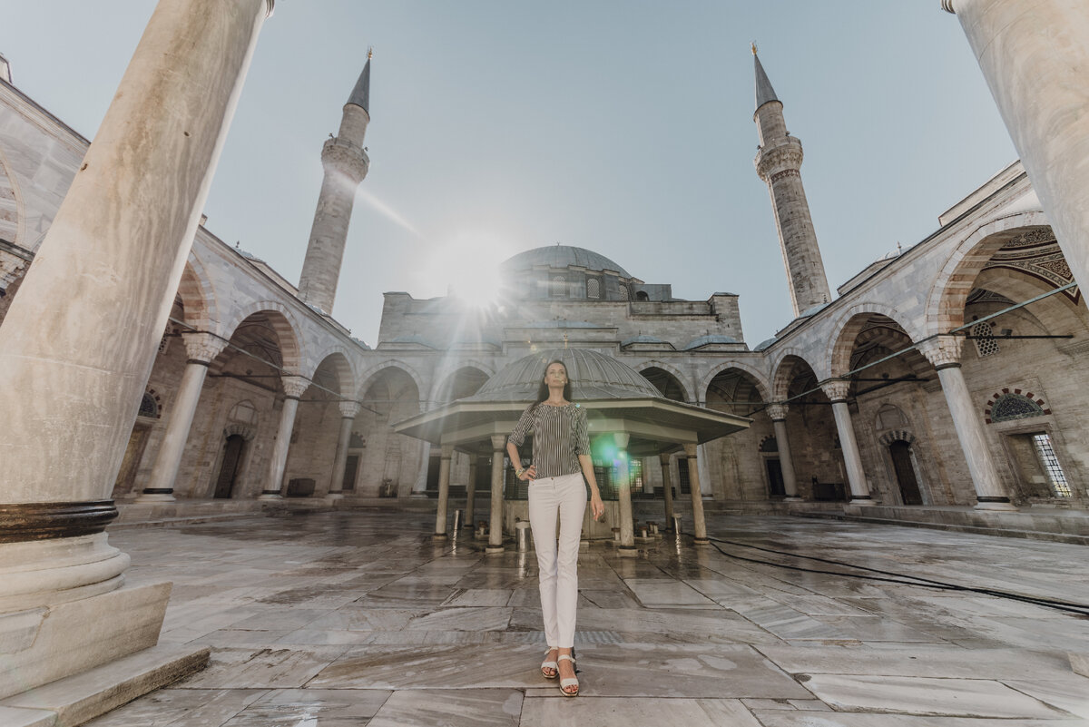 Внутренний двор мечети. В лучах утреннего солнца мечеть прекрасна, как никогда. Фото принадлежит автору. На фото автор.