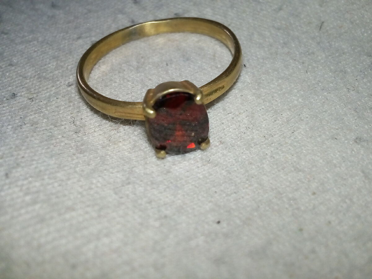 По моему мнению, разделения на мужские и женские не было по  причине, что главное - камень.  Талисман. А оправа - просто чтоб удобно носить. Позже надо будет царские перстни  разместить...  В статье этой...