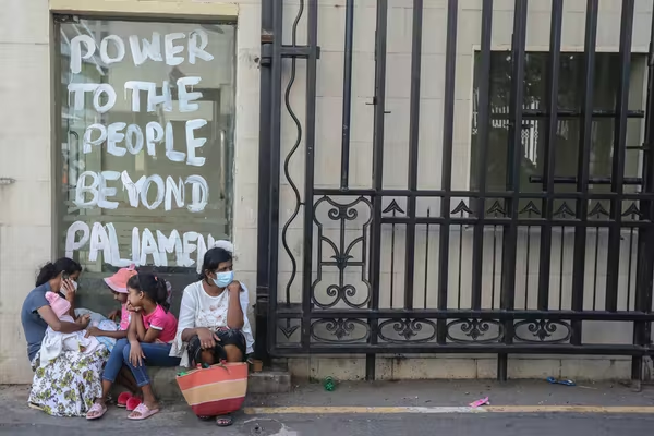 Гораздо более вероятно, что новое гражданское правительство сможет вытащить страну из экономических и политических потрясений. EPA-EFE/Чамила Карунаратне.