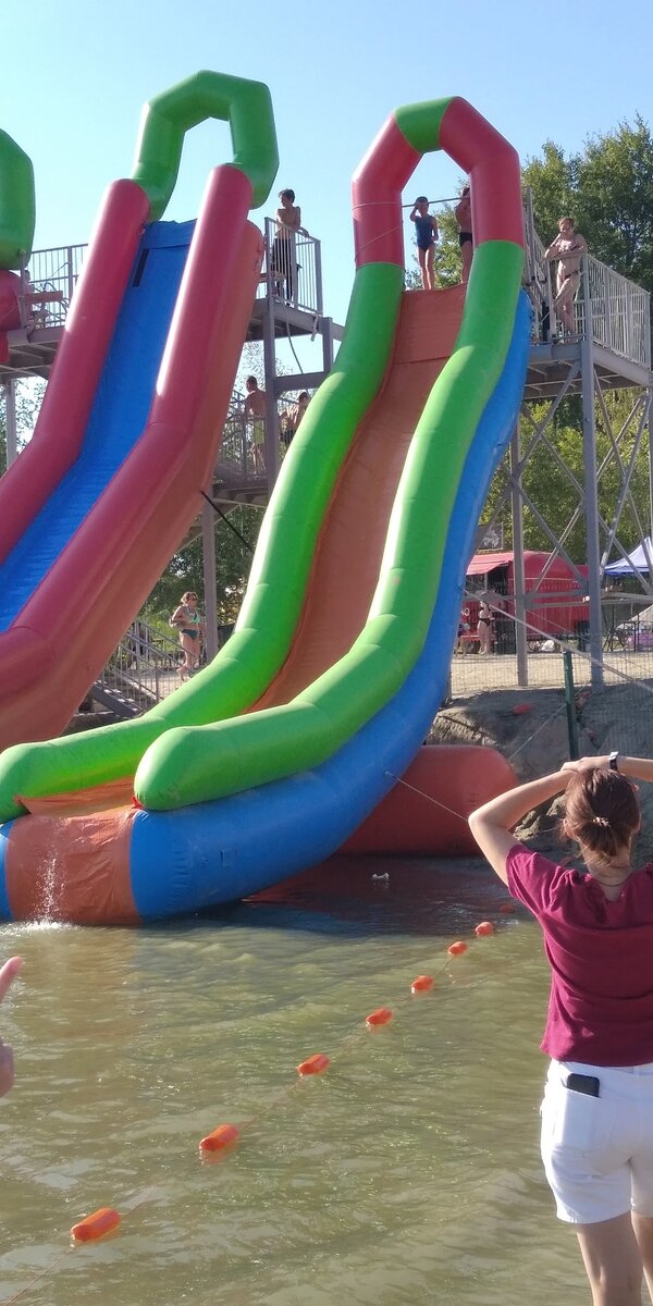 помимо надувного аквапарка были еще такие горки
