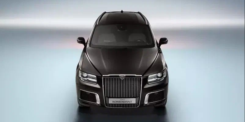 Компания «Аурус» 26 ноября начала серийное производство нового люксового внедорожника Aurus Komendant на заводе в ОЭЗ «Алабуга», где с мая прошлого года выпускается также представительский седан Senat. 
Собянин и Мантуров запустили производство на автозаводе «Москвич» «26 ноября 2022 г. на заводе Aurus в ОЭЗ "Алабуга" Республики Татарстан запущен процесс серийного производства Aurus Komendant».
Ожидается, что коммерческие продажи Aurus Komendant начнутся в первом квартале 2023 года, стартовая цена составит 33,7 миллиона рублей.
Модель оснащена полным приводом, электрическим «довеском» и бензиновым двигателем мощностью 598 л. с. На старте продаж машина будет предлагаться в девяти цветах окраски с семью вариантами отделки салона.
