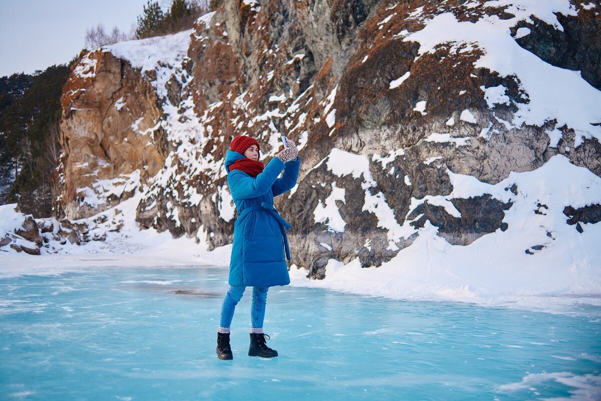 На Енисее, в районе Удачного
Любители красочных зимних фотографий  отправляются туда, ведь в черте города есть место с колоритными  трещинами внутри льда.-2