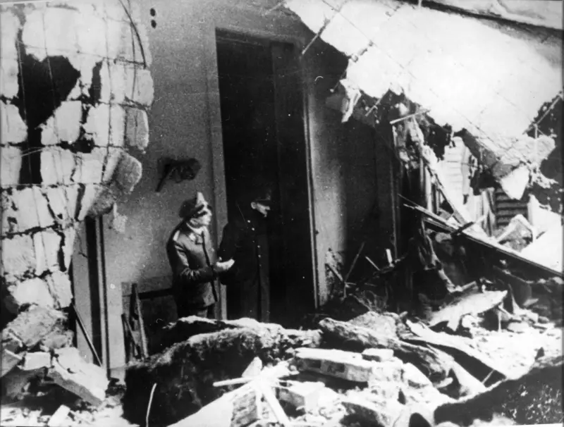 Последний раз их бункера на свет Гитлер вышел неделю назад. 20 апреля 1945 года 
