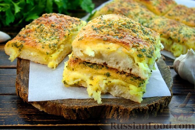 молоко, вода, масло сливочное, сахар, мука, дрожжи, соль, чеснок, зелень петрушки, сыр моцарелла