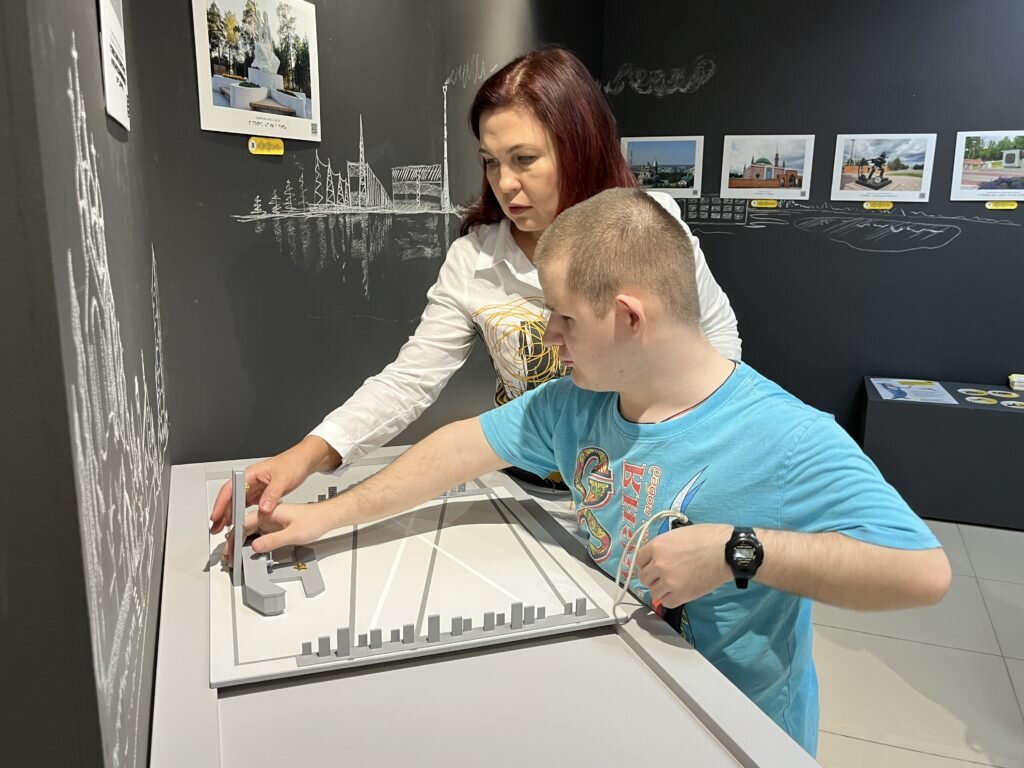 Одними из посетителей выставки «Город на кончиках пальцев» стали слабовидящие ребята.