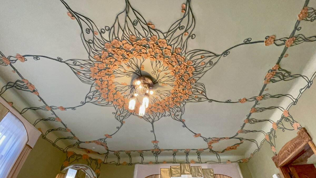 Потолок в гостиной дома Курлиной - ныне музея модерна.