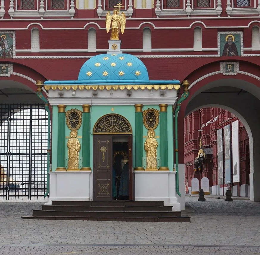 Часовня на красной площади иверской божьей матери. Часовня Иверской иконы Божией матери. Иверская часовня (Архитектор м.ф. Казаков). Воскресенские ворота и Иверская часовня в Москве. Часовня Иверской иконы на красной площади.