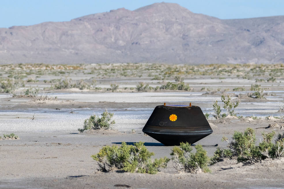 Капсула для возврата образцов миссии НАСА OSIRIS-REx видна вскоре после приземления в пустыне в воскресенье, 24 сентября 2023 года, на испытательном и тренировочном полигоне Министерства обороны штата Юта. Образец был собран на астероиде Бенну в октябре 2020 года космическим кораблем НАСА OSIRIS-REx. Авторы: НАСА/Киган Барбер.