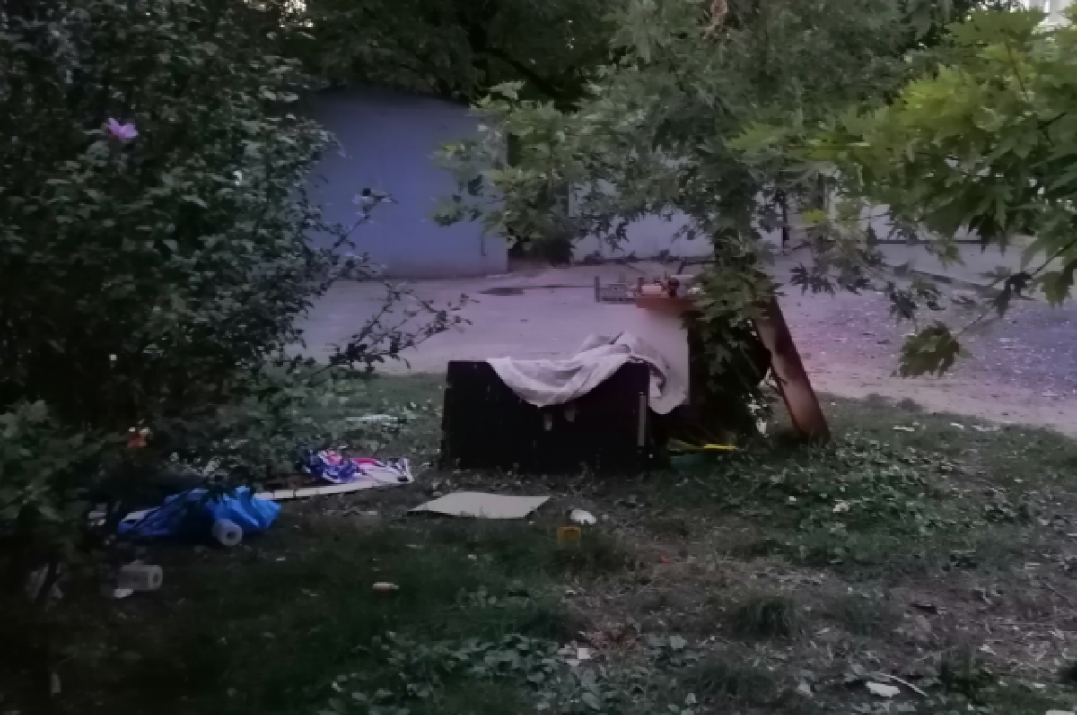    В Ростове жители СЖМ просят убрать зловонный лагерь бомжей на Капустина