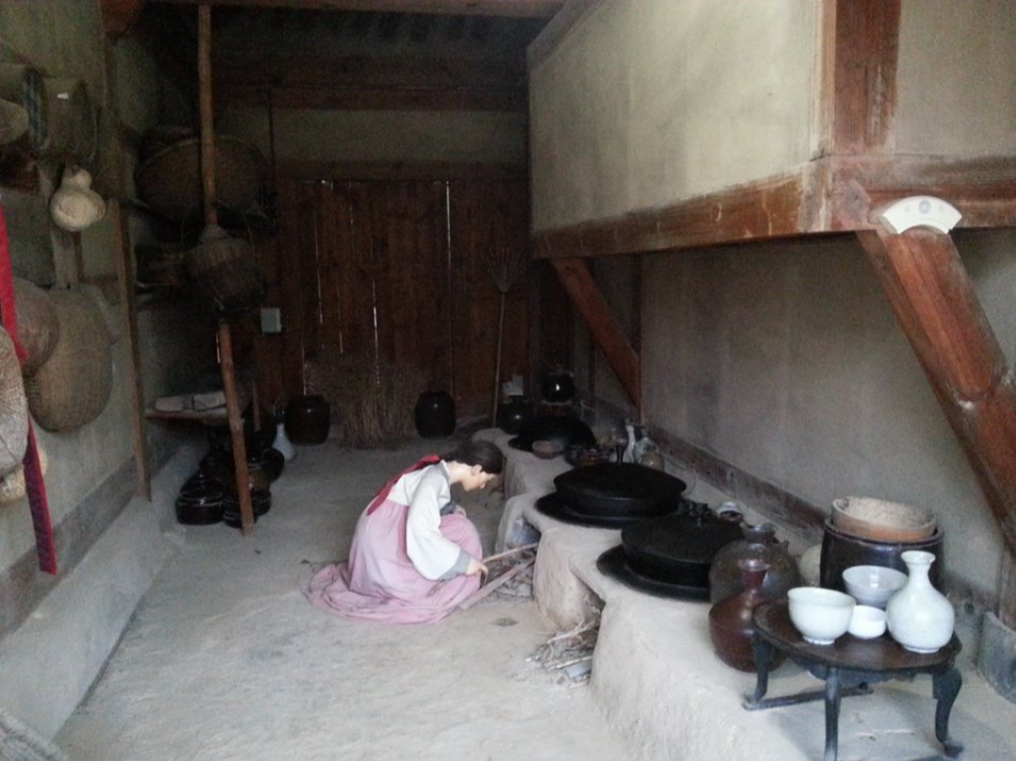 Кухонная печь соединенная с системой дымоходов кан