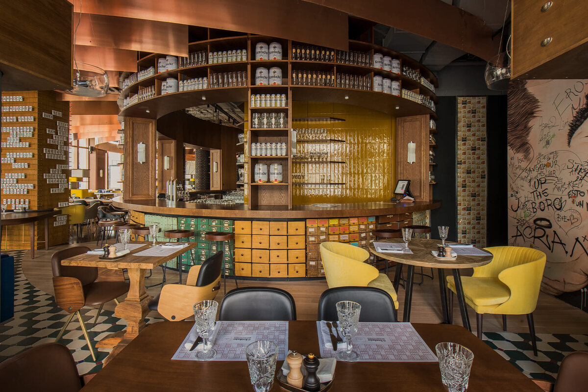 Реальные фотографии паба.  Бар украшает пивная тара из разного времени и антикварные советские картотеки.