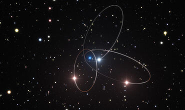 Астрономы впервые увидели, как черная дыра "искривляет" орбиты звезд.