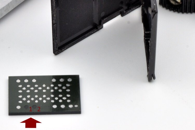 Две контактных площадки вырваны из корпуса микросхемы