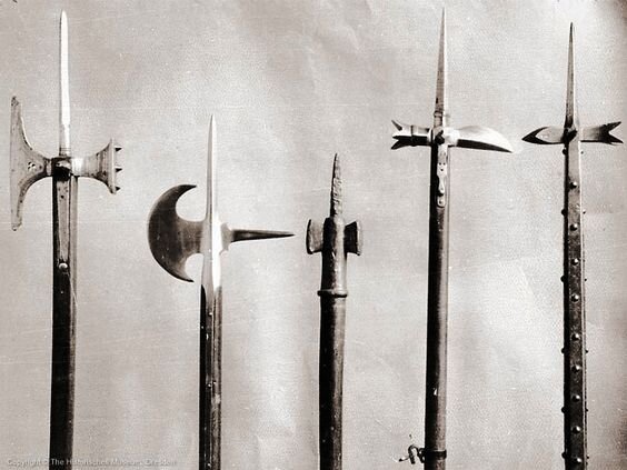 Две алебарды, годендаг (в центре) и два боевых молота