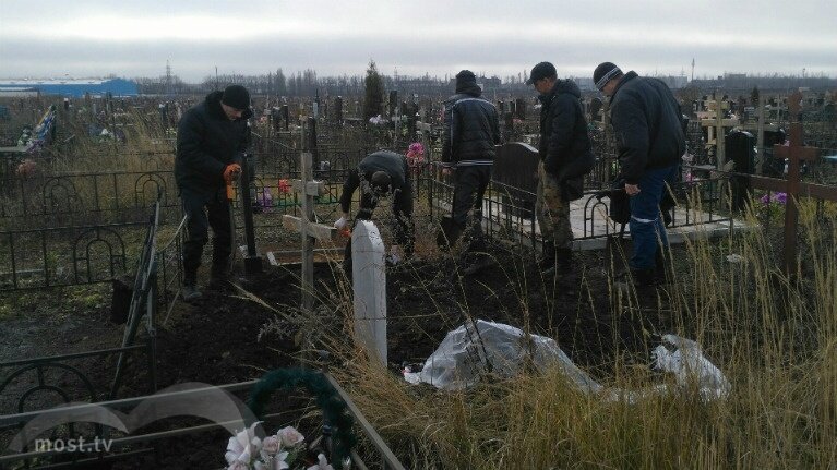 Можно ли захоронить в могилу родственника. Кладбище Лебедево. Аксиньинское кладбище. Работник кладбища.