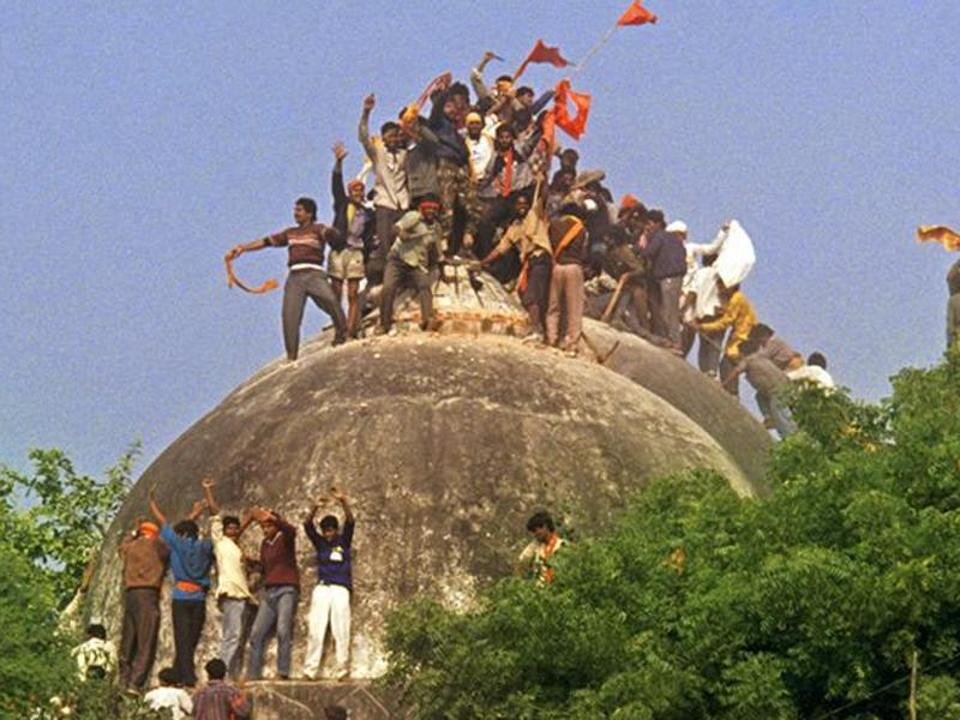 Источник фото: https://www.hindustantimes.com/india-news/babri-masjid-demolition-case-vhp-leaders-surrender-in-court-get-bail/story-M5F3KfCf3jr65Ms5xIhP7M.html