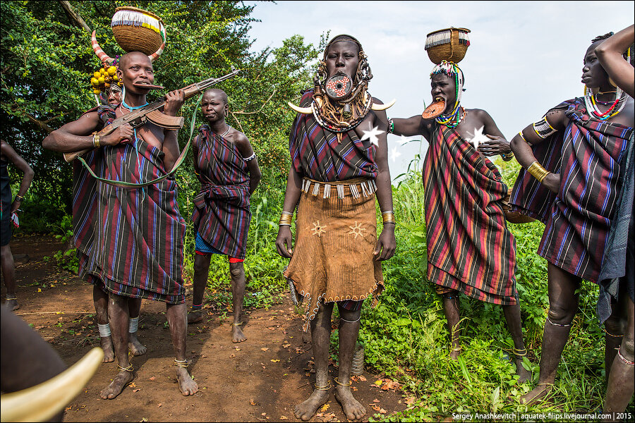 Эфиопия племя мурси женщины. Индейцы бразилии дикие племена. Дикие народы африки. Индейцы племени пираха. Эфиопия племя мурси женщины.