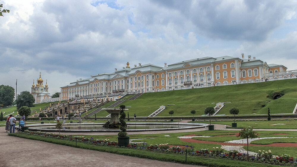 Первая резиденция. Резиденция Петра 1 в Петергофе. Петергоф летняя резиденция. Петергоф 18 век. Петергоф Северный Версаль.