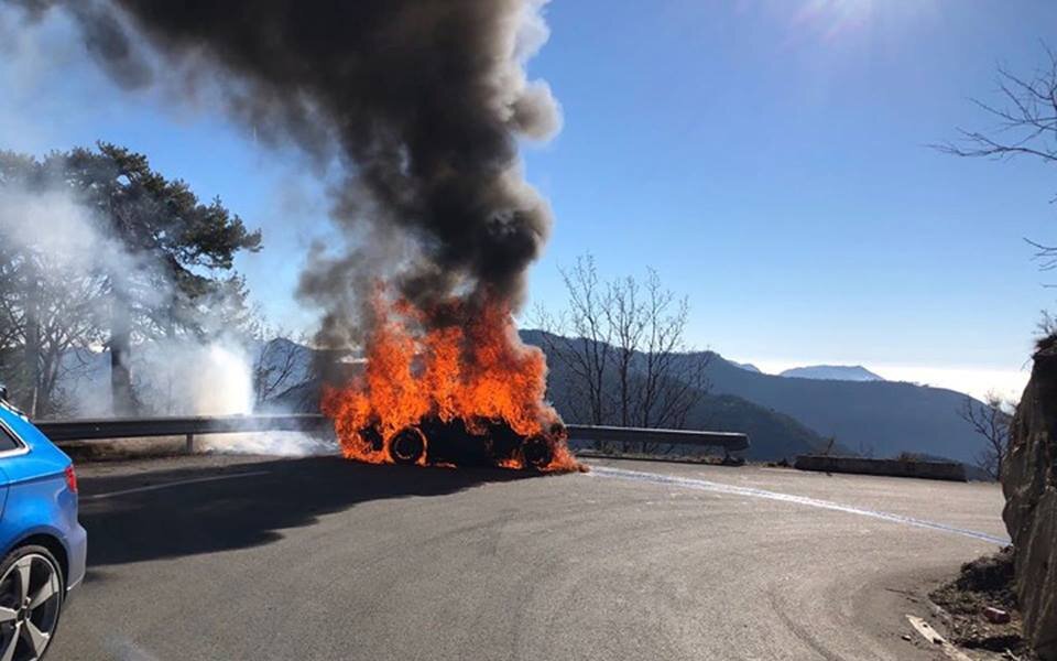 Очертания машины ещё видны...