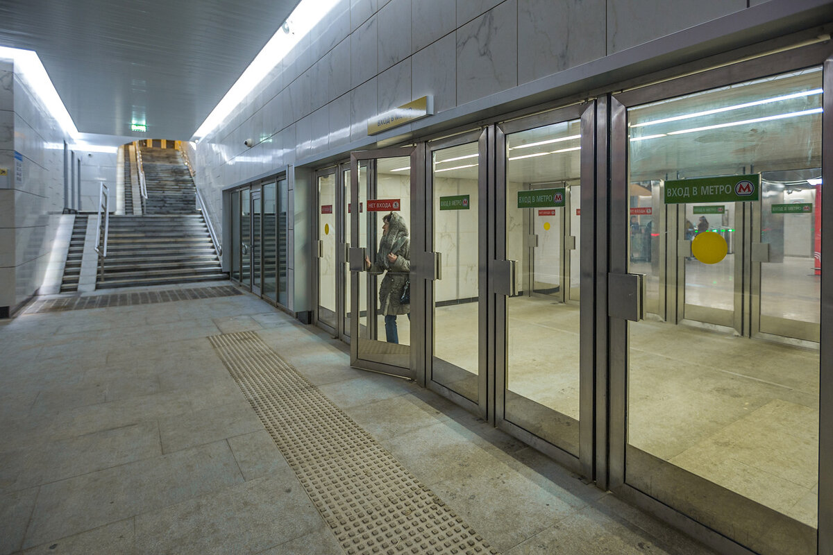 Двери метрополитена. Метро Тропарево лифт. Двери в вестибюле метро. Стеклянные двери в метро. Московские двери метрополитена.