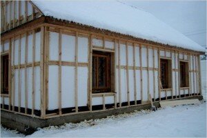 Только если точка росы не будет находиться внутри  помещения даже в самый холодный период, можно уверенно производить  внутреннее утепление. Правда, для этого придется пожертвовать частью  внутреннего объема дома, но без этого — никак! Утепление деревянного дома снаружи. Об этом читайте в следующей нашей статье.