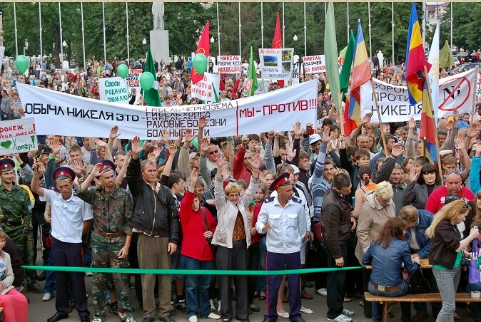 На фото - митинг местных жителей против добычи никеля в Воронежской области, июнь 2012г., г.Борисоглебск, Воронежская область (автор - Сергей Бирюков) 