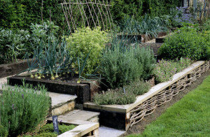 Большинство дачников не могут похвастаться плотной и плодородной почвой, которая отлично держит форму. В течение лета, особенно после сильного и продолжительного дождя, для удобства перемещения в огороде придется подправлять грядки. Их неизменная форма – это по большей части эстетическая необходимость.