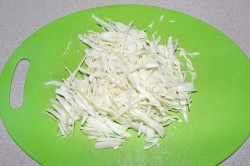 ШАГ 2:
Капусту нашинкуйте и помните руками, чтобы выделился сок.