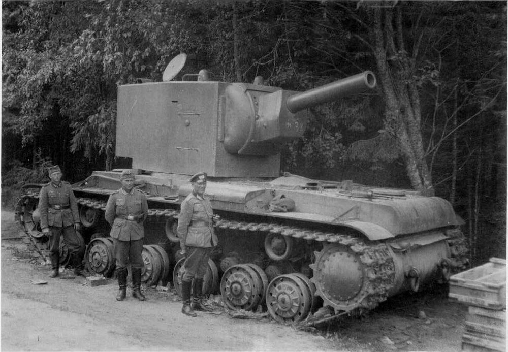  КВ-2 – пускай этот танк вышел ограниченными тиражом, он смог наделать огромное количества шуму, прежде всего своим странными видом и пушкой калибром 152-мм, ведь это орудие гаубицы.-2