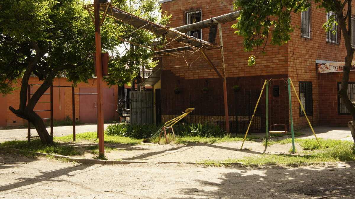 Детская площадка. Думаю, о техническом состоянии всего этого можно и не говорить.