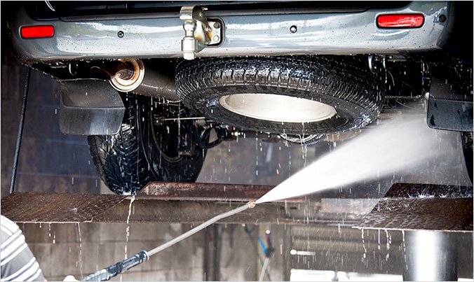 После зимы наряду со стандартной мойкой кузова, проведите мойку днища автомобиля и его скрытых полостей.  