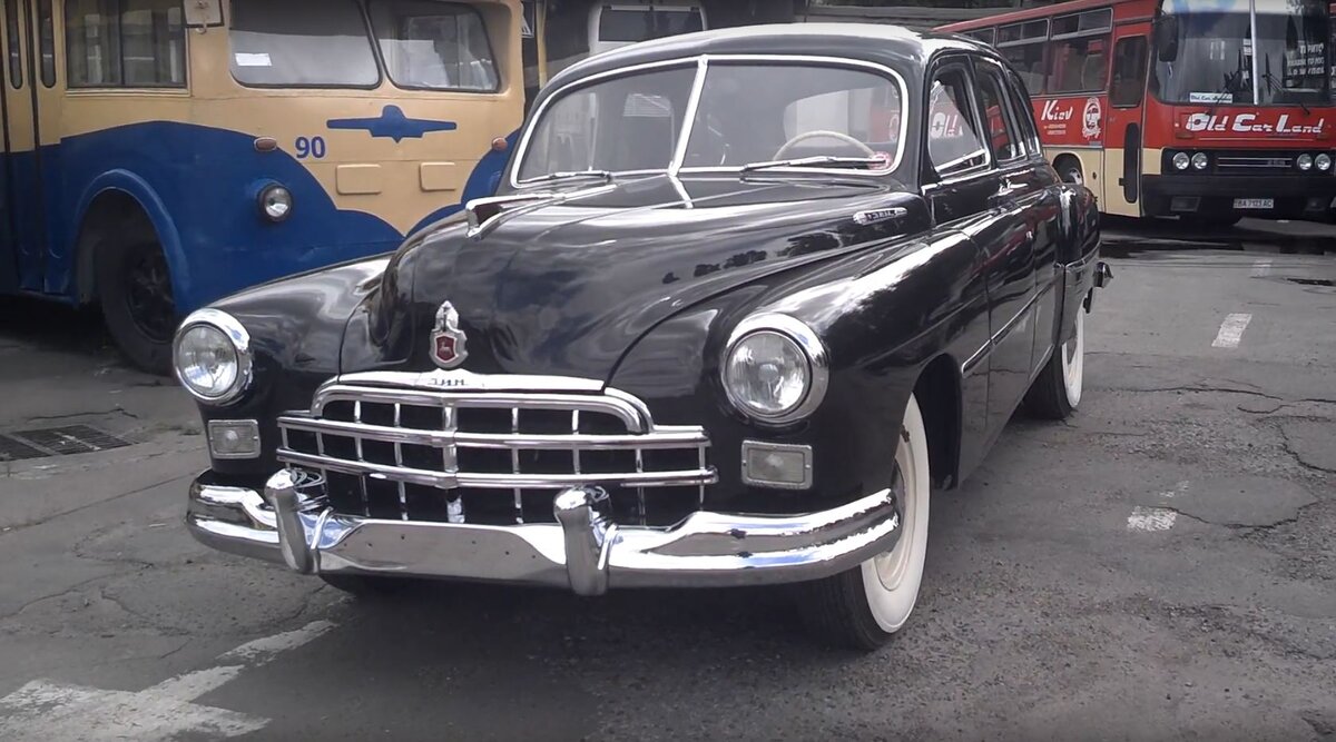  Советскому руководству нужен был автомобиль, который заполнил бы нишу между простыми "Победами" и роскошными ЗИСами. Этим автомобилем стал шестиместный ЗИМ. Разработки начались в 1948 году.