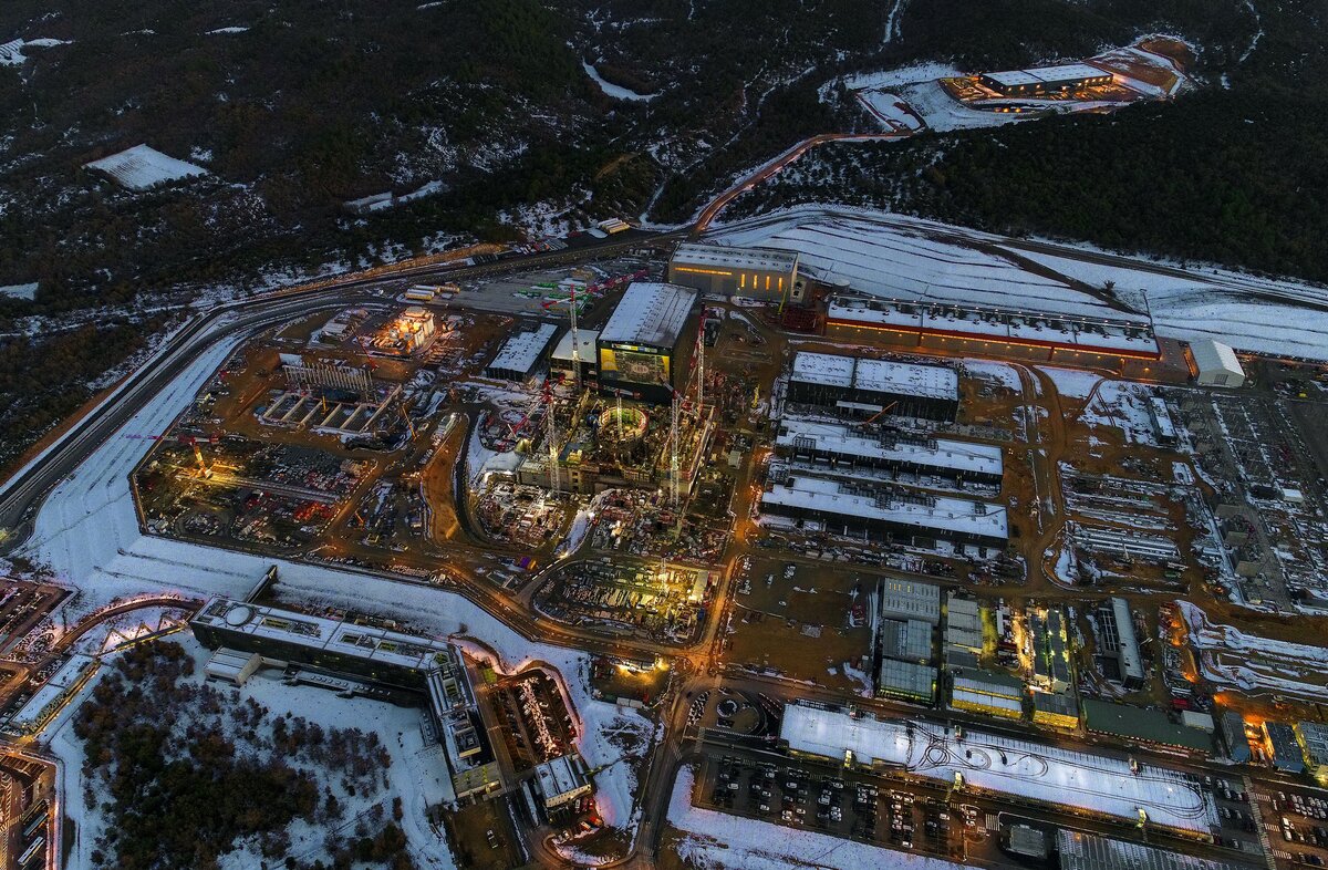 Площадка, где сооружается ITER и вспомогательные установки