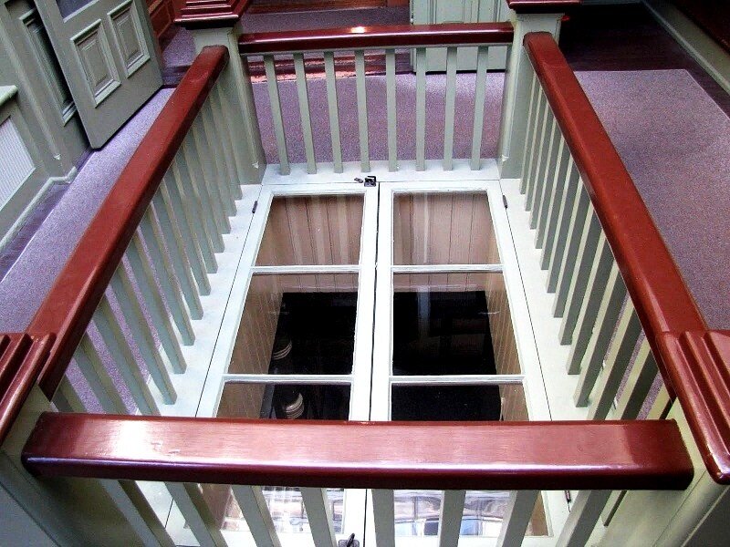 Дом Винчестеров 
В жизни всякие странности случаются. К примеру, дом Винчестеров. Находится он в городе Сан-Хосе (Калифорния, США) по адресу 525 South Winchester Blvd. Это даже не дом, а огромный особняк, построенный в викторианском стиле. Примечательно то, что строительство осуществлялось без какого-либо архитектурного плана. 

Просто к первоначальному зданию хаотично подстраивались другие помещения и возводились новые этажи. В настоящее время данное строение находится в частной собственности, служит туристической достопримечательностью и занесено в Национальный регистр исторических мест. Какова же история знаменитого дома? Началась она в 1884 году и неразрывно связана с женщиной по имени Сара Винчестер – вдовой Уильяма Винчестера. Последний приходился сыном Оливеру Винчестеру – изобретателю всемирно известной винтовки.

Уильям умер от туберкулёза в 1881 году, и Сара унаследовала более 20,5 млн. долларов. Она также получила 50% собственности Winchester Arms Company, что дало ей доход 1 тыс. долларов в день. Это эквивалентно 23 тыс. долларов в 2013 году. Всё это огромное богатство женщина и вложила в строительство дома. А побудило её к этому общение с медиумом в Бостоне. "ВИДЕО СМОТРИТЕ НИЖЕ"