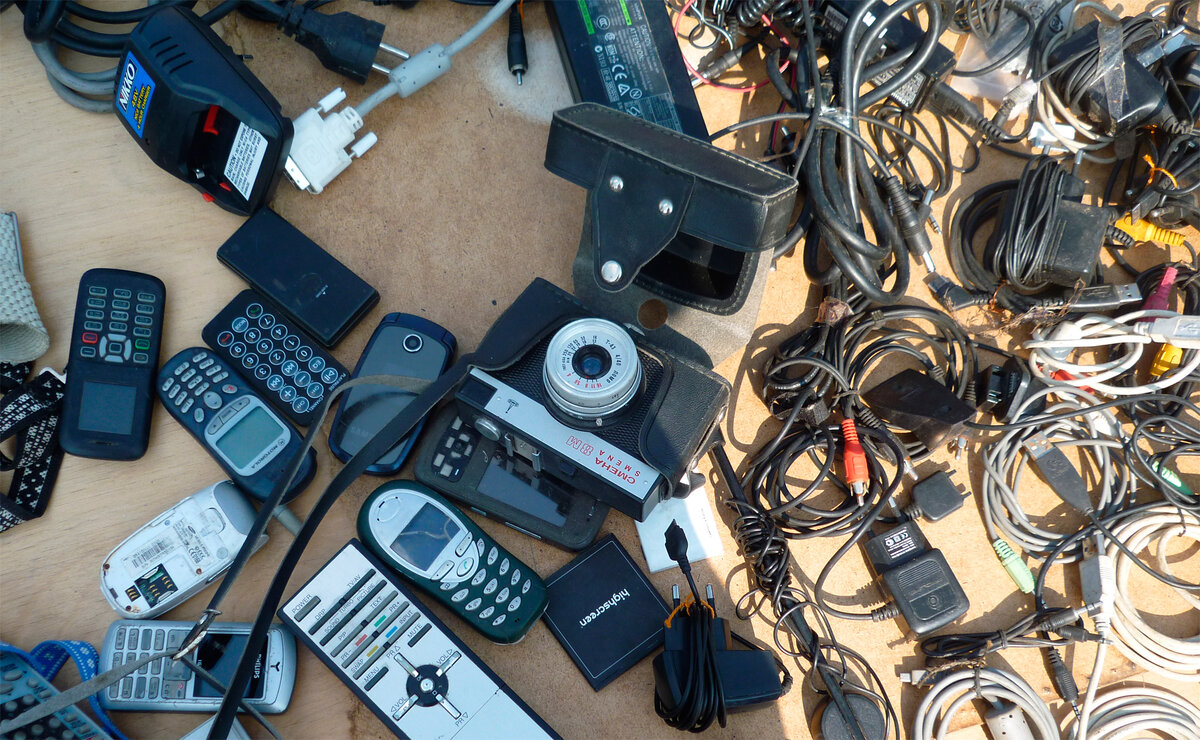 Действительно, «Смена» смотрится особняком на фоне всех этих пультов, кабелей и старых мобильников.