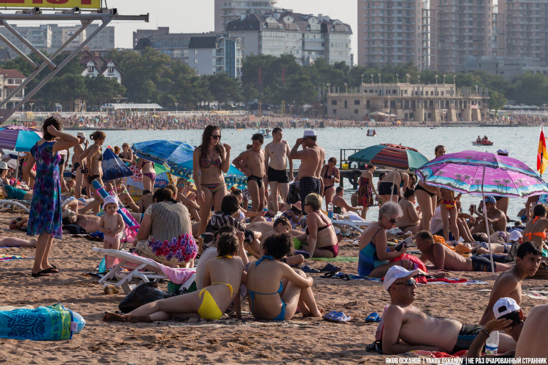 Посмотрите на другую сторону бухты – такой же адский муровейник