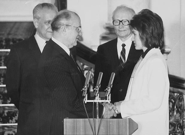 Председатель Президиума Верховного Совета СССР М.С. Горбачев вручает орден "За личное мужество" № 1 Наталье Ефимовой.