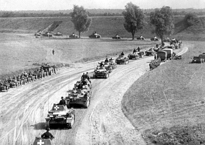 Немецкая армия входит в Польшу. На фотографии изображена танковая колонна. Сентябрь, 1939