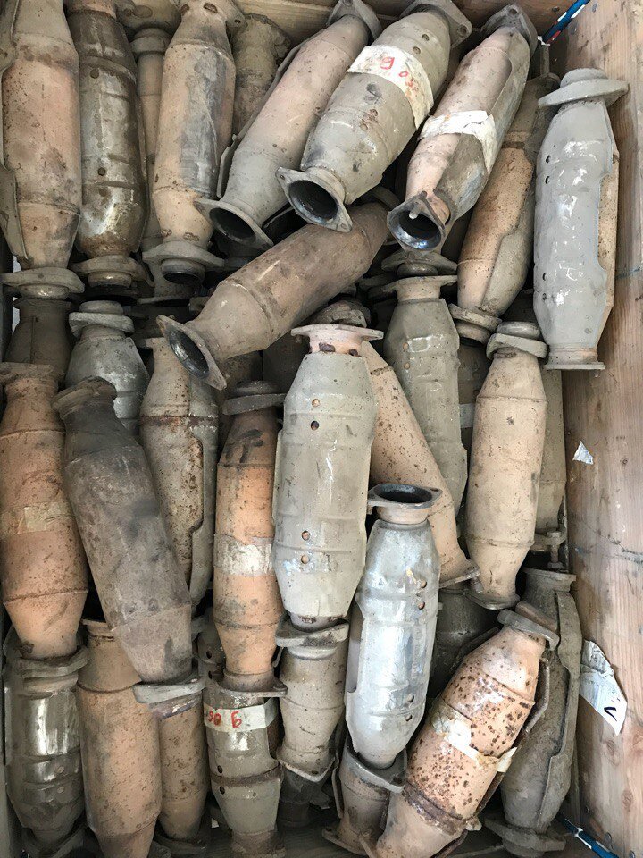 Металлические катализаторы в корпусах.