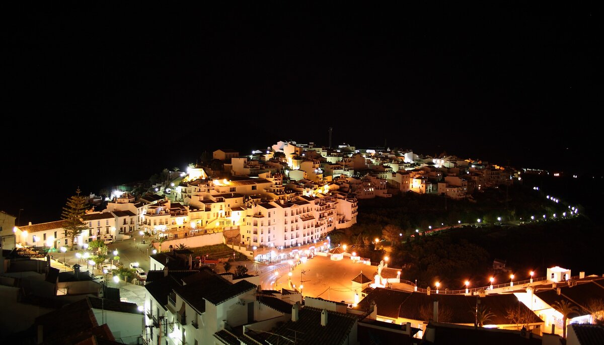 Фото распространяется совершенно свободно (https://pixabay.com/en/spain-village-frigiliana-night-2202555/)