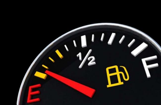 
Каждой машине нужно топливо. Хотя некоторые транспортные средства работают на электричестве, большинство из них все еще использует бензин, и все знают, что пустой бензобак означает, что автомобиль не сможет сдвинуться с места. Однако большинство людей не понимает, что работаавтомобиля при почти пустом баке может вызвать проблемы с топливным насосом. Топливный насос нагнетает бензин из топливного бака в двигатель, позволяя двигателю работать. Когда топливный насос выходит из строя двигатель не получает топливо. Одной из наиболее распространенных причин отказа топливного насоса является выгорание насоса из-за слишком малого количества топлива, покрывающего его. Для того, чтобы предотвратить ваш топливный насос от перегорания, следует избегать езды на автомобиле при заполненном меньше, чем на четверть бензобаке.