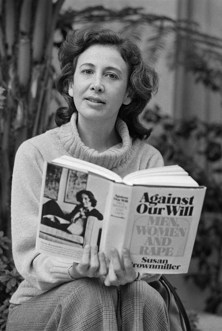 Сьюзан Браунмиллер со своей книгой. 