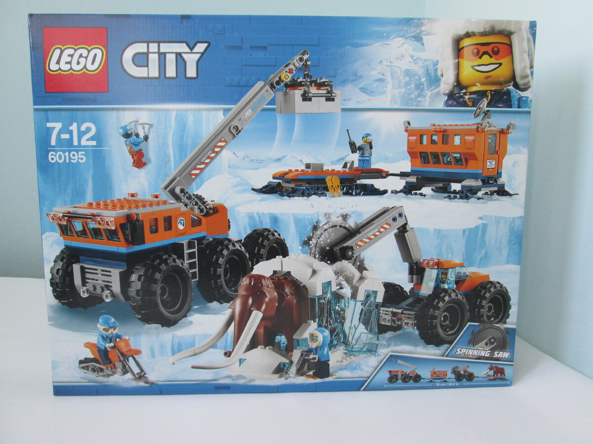 Коробка очень больших размеров, при этом довольно «худая» в глубину. Огромный логотип «City» и гигантское лицо лично меня раздражает, я считаю, что это неуместный дизайн.