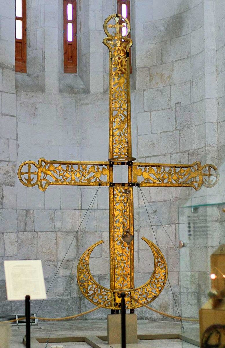 Крест, некогда возвышавшийся над Дмитриевским собором во Владимире. В 2002 году был заменён на более современный