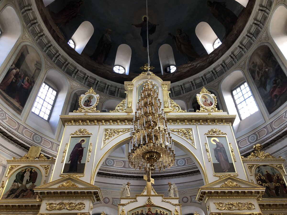 C 1933 по 1993 год храм был закрыт, интерьеры восстановлены в наше время. 