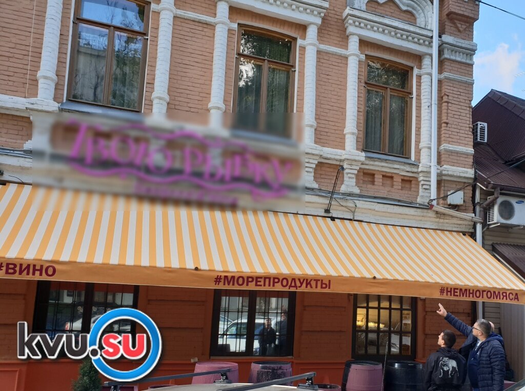  Бывший мэр города Шахты Денис Сталиславов рядом с кафе в Ростове. 
Напомним, бывший градоначальник Денис Станиславов ушёл с поста главы администрации в сентябре 2015 года. Он так и не стал первым в истории города сити-менеджером.