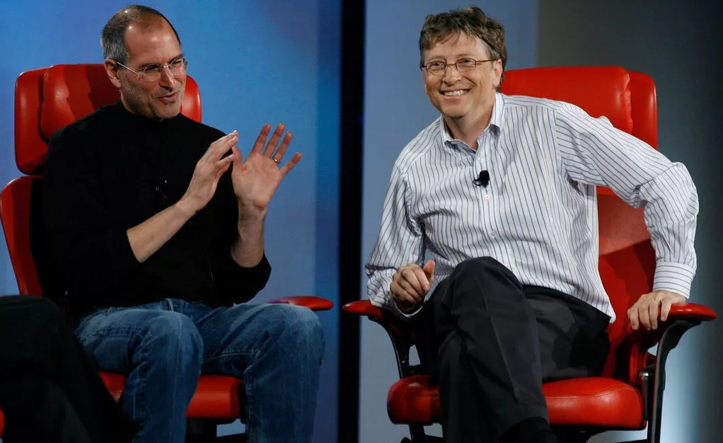 Стив Джобс - основатель компании Apple и Билл Гейтс один из создателей компании Microsoft. 